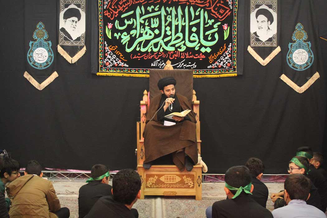 نوجوانان سید مرکز سلاله در سوگ شهادت مادرشان اشک ماتم ریختند