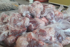 بسته های گوشت گرم به ارزش 155 میلیون تومان در مرکز مددکاری کوثر توزیع شد