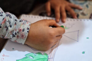 کلاس آموزش نقاشی برای نونهالان محله امید توسط طرح به اضافه شما برگزار شد