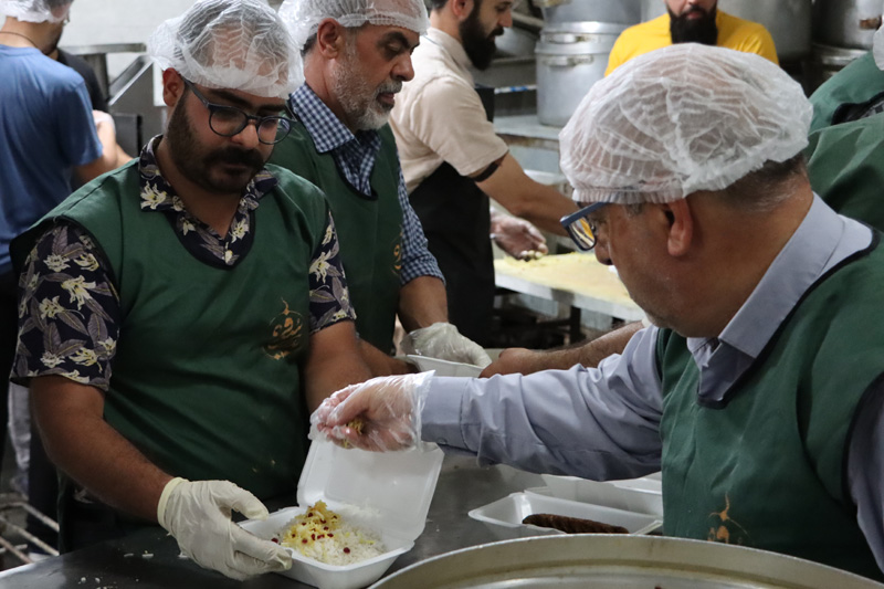 پخت و توزیع ۲۰ هزار پرس غذای نذری به مناسبت میلاد امام رضا علیه السلام