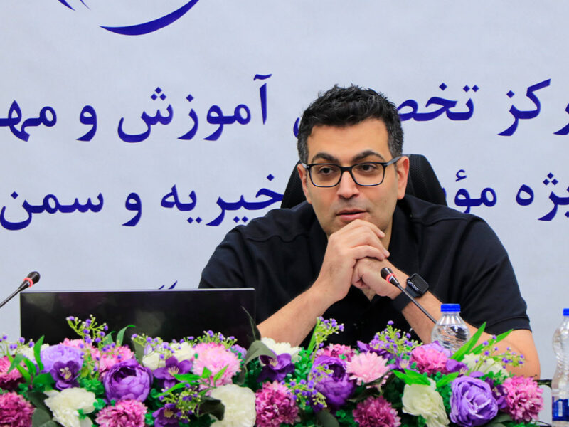 رهبر آگاه کارکنان را به سمت گفت‌و‌گوی سازنده ترغیب می‌کند
