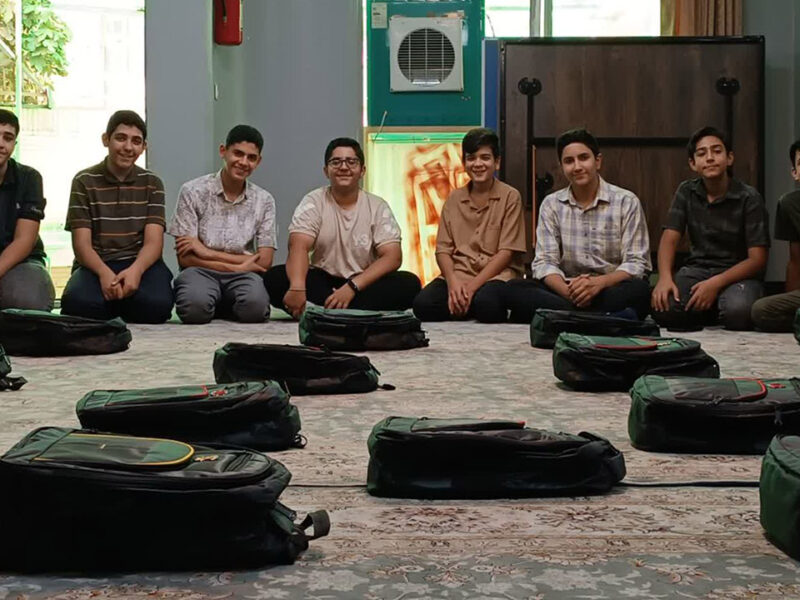 نوجوانان سلاله لبخند مهر به ۲۵ دانش‌آموز اصفهانی هدیه دادند