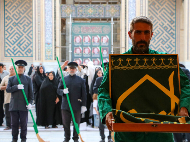 آئین جاروکشی و تعویض پرچم حرم حضرت زینب سلام الله علیها برگزار شد
