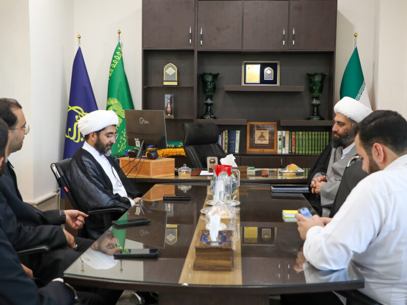 مدیر اجرایی آستان حضرت زینب سلام الله علیها با حجت‌الاسلام کاشانی دیدار و گفتگو کرد