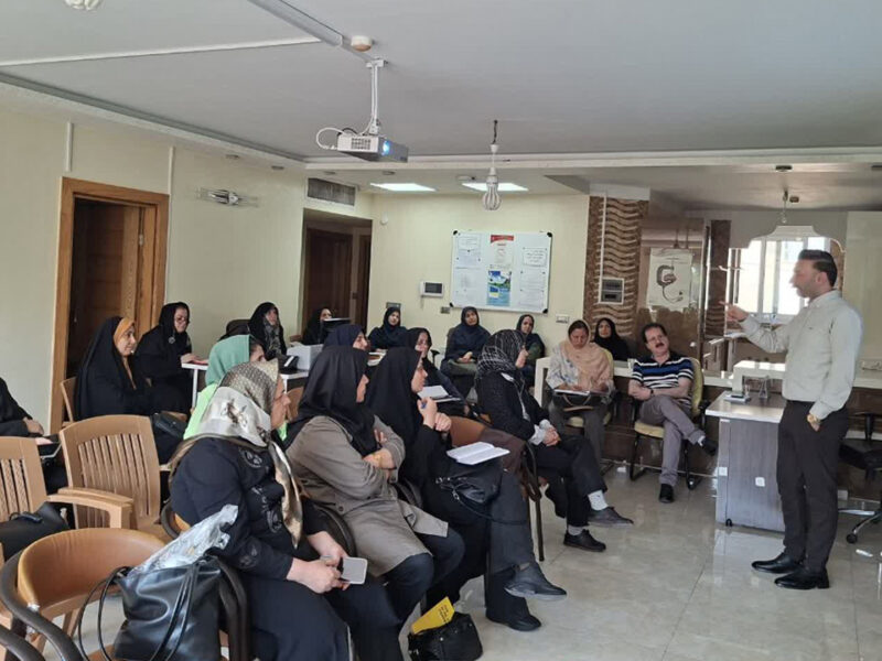 کارگاه تخصصی روش شناسایی خانواده کمتر برخوردار در محلات، ویژه‌خادمین برگزار شد